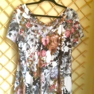 🐾”TRY THIS” short sleeve floral top, size 1X 🐾